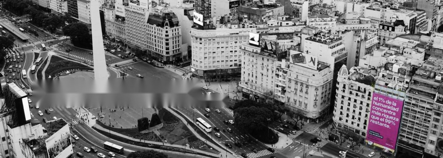 Vista aérea en blanco y negro del Obelisco y la avenida 9 de Julio, en Buenos Aires. Solo los carteles de vía pública conservan su color.